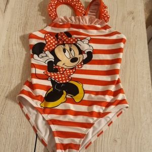 K̤̮i̤̮d̤̮s̤̮ b̤̮a̤̮t̤̮h̤̮i̤̮n̤̮g̤̮ s̤̮ṳ̮i̤̮t̤̮